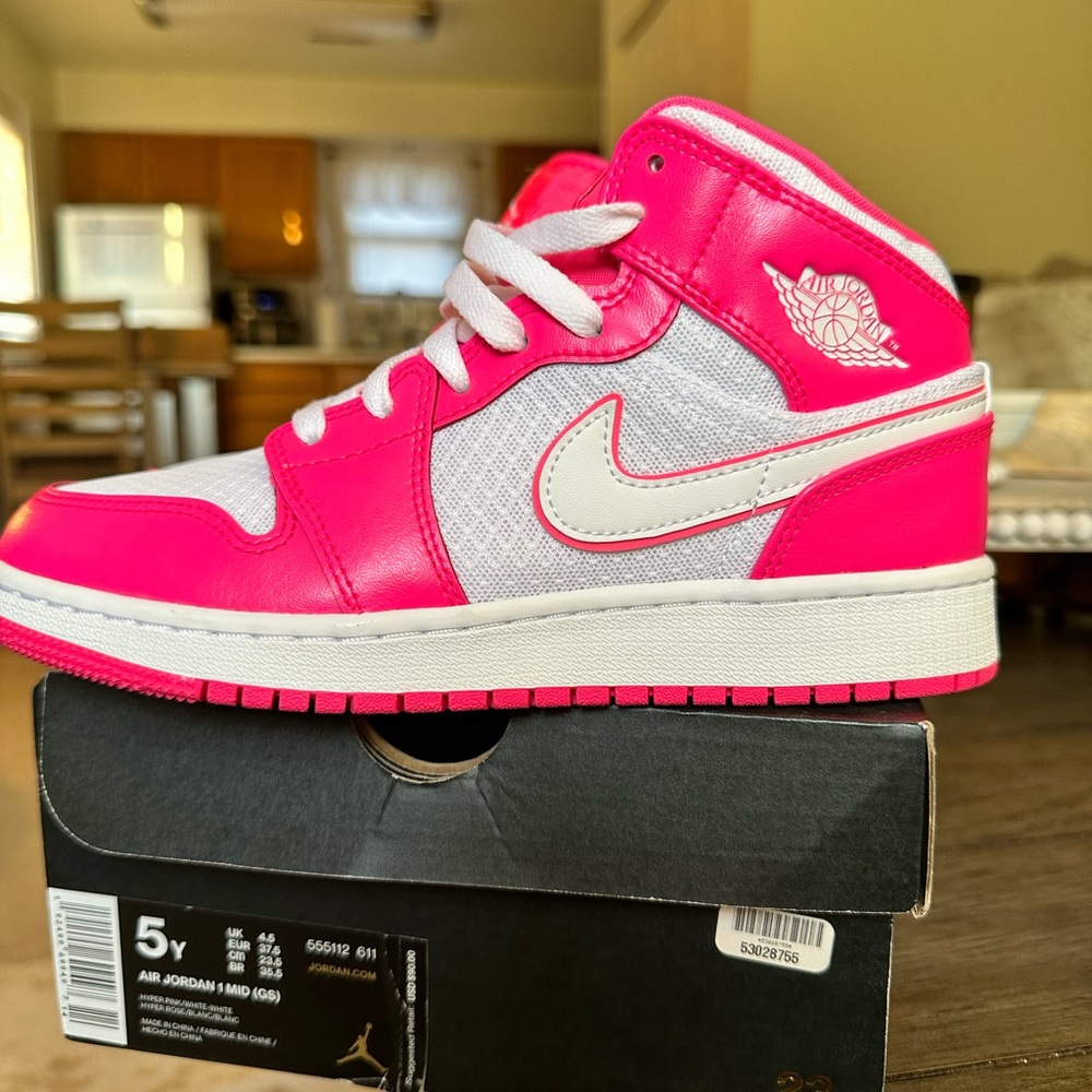Air Jordan 1 Mid GS ‘Hyper Pink’